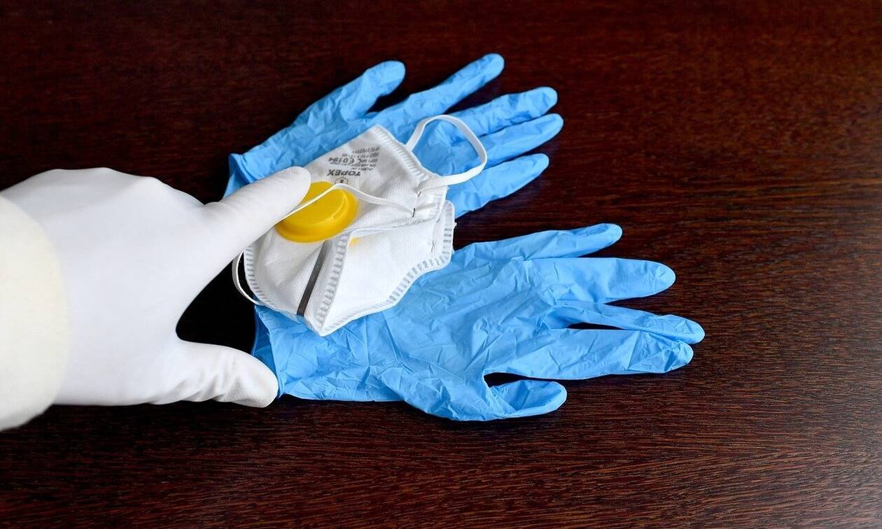 Έτσι πρέπει να βγάζουμε τα γάντια για να προστατευτούμε από τους ιούς (βίντεο)