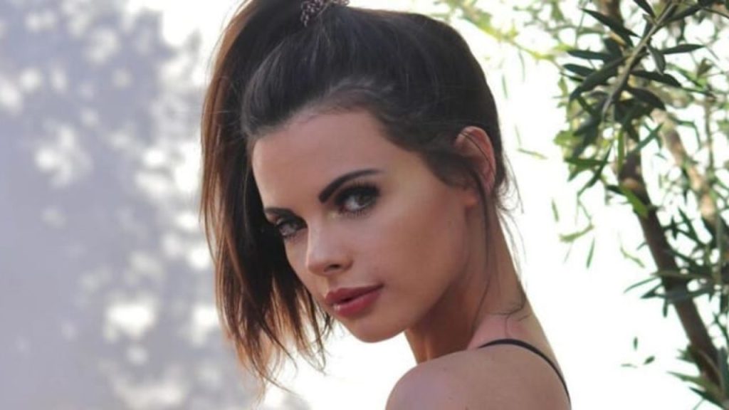 Katie Bell: Μας… απογειώνει με τις πιο «καuτές» της φωτογραφίες