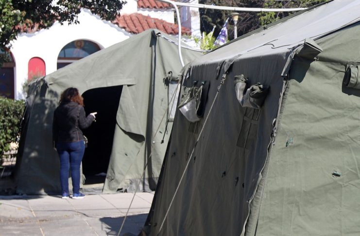 Στήθηκαν στρατιωτικές σκηνές έξω από το νοσοκομείο «Άγιος Παύλος» στη Θεσσαλονίκη (βίντεο)