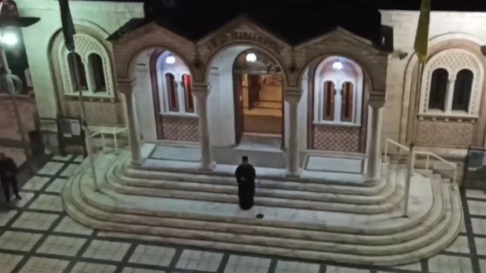 Θεσσαλονίκη: Ιερέας έψαλε «Τη Υπερμάχω» από το προαύλιο του ναού – Συμμετείχαν πιστοί από μπαλκόνια (βίντεο)
