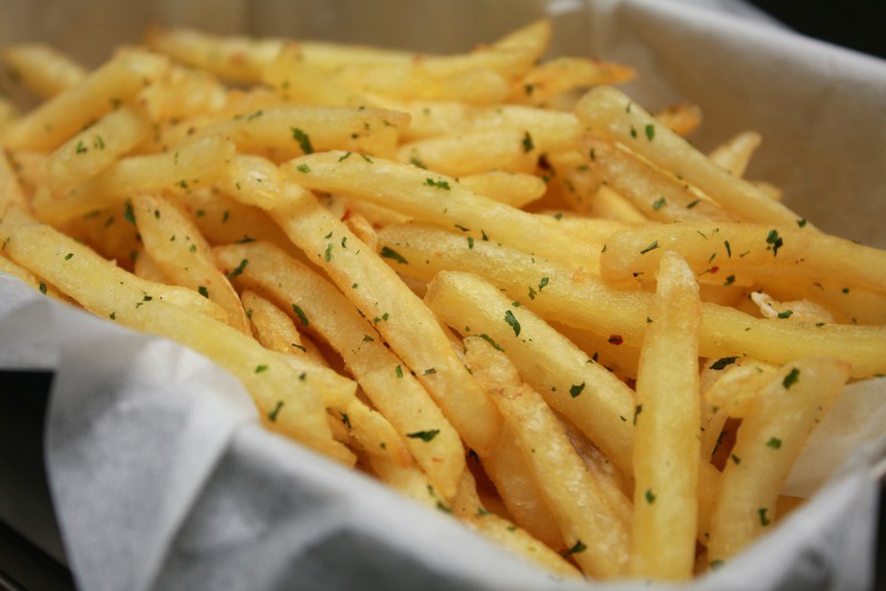 Τα κόλπα για να γίνουν οι τηγανητές πατάτες σου νόστιμες όπως των fast food