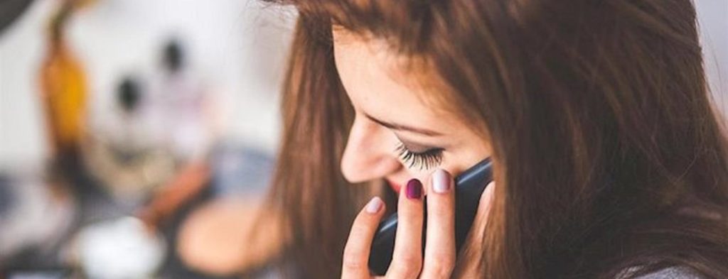 Αυτό το ξέρατε; – Γιατί βαδίζουμε ασυναίσθητα πέρα-δώθε όταν μιλάμε στο τηλέφωνο;