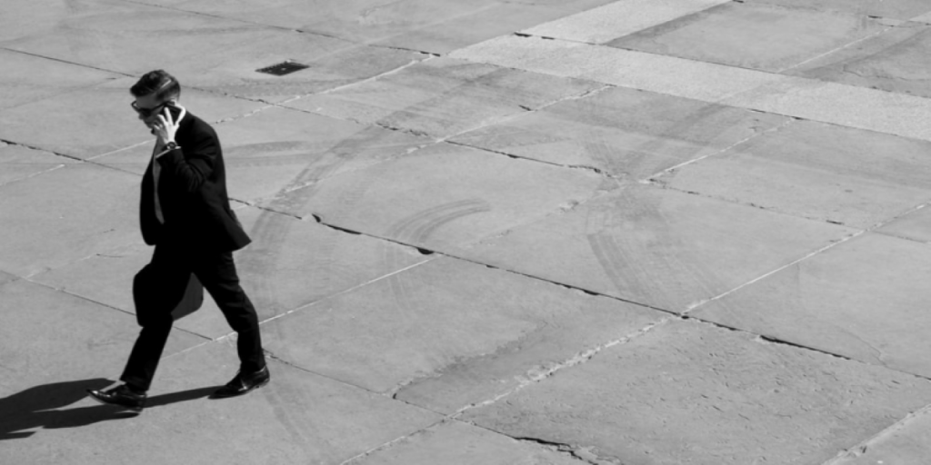 Σίγουρα έχετε αναρωτηθεί! Ο λόγος που όταν μιλάμε στο κινητό περπατάμε πάνω-κάτω