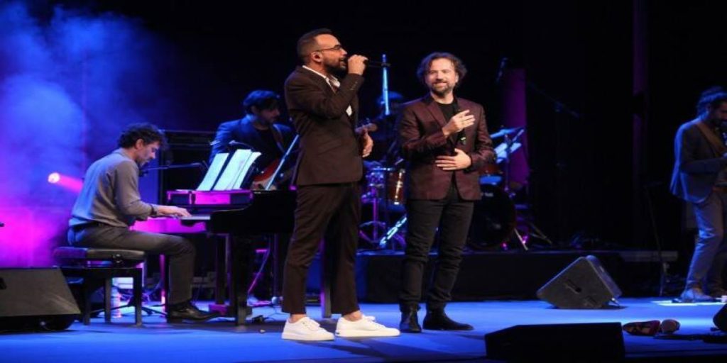 Κωστής Μαραβέγιας και Πάνος Μουζουράκης τραγουδούν υπό καθεστώς καραντίνας (φώτο)