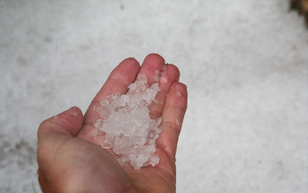 Από καλοκαίρι σε χειμώνα: Η Πέλλα ντύθηκε στα… λευκά από το χαλάζι (φωτο)