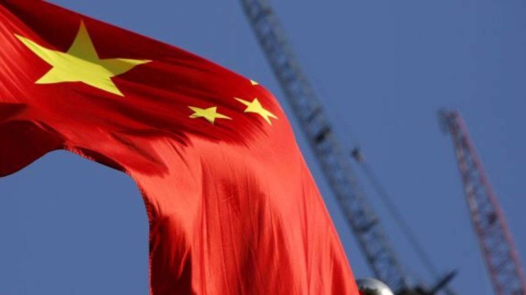 Ιταλική οργή: Κατεβάζουν τις σημαίες της ΕΕ και ανεβάζουν τις σημαίες της Κίνας και της Ρωσίας!