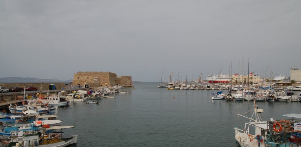 «Έρημη» πόλη το Ηράκλειο Κρήτης μετά την απαγόρευση κυκλοφορίας (βίντεο)