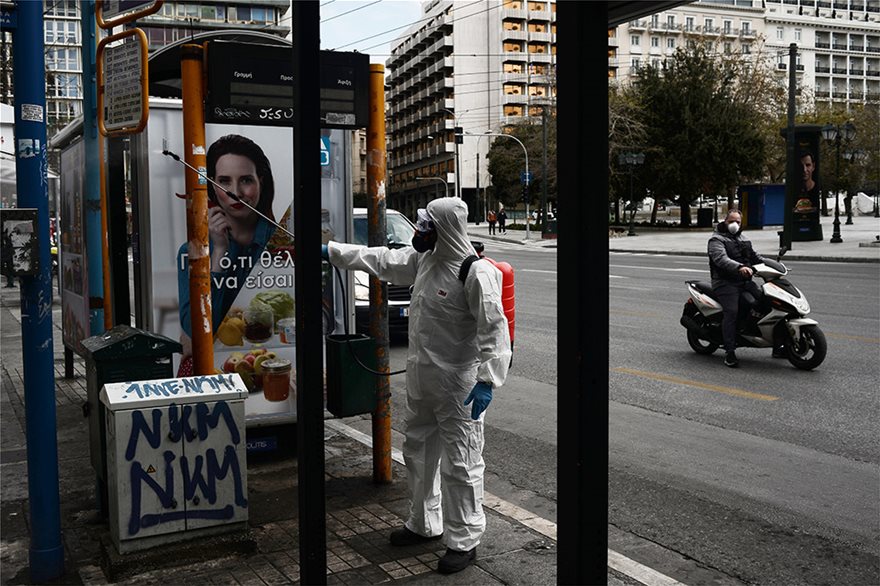 Κορωνοϊός: Συνεργία ψεκάζουν την άδεια Αθήνα (φώτο)