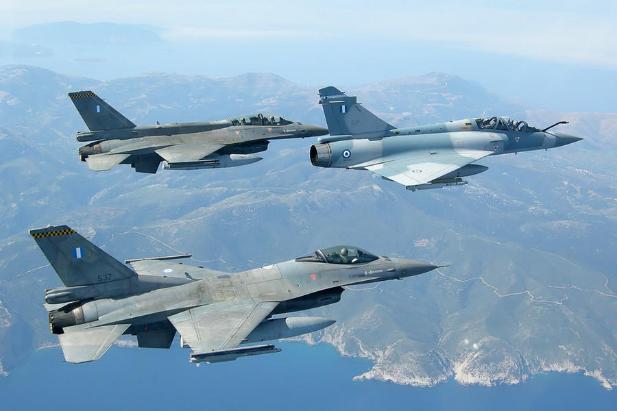 F-16 της ΠΑ πέταξαν πάνω από τις Καστανιές του Έβρου (βίντεο)