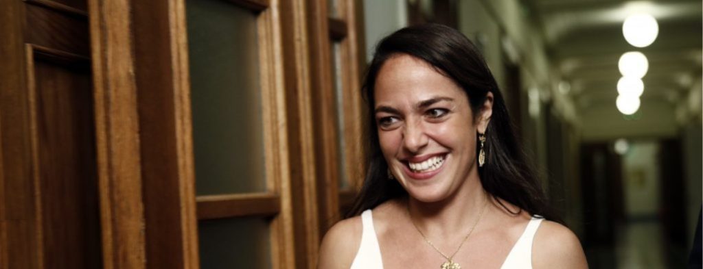 Σε καραντίνα οι συνεργάτες της Δόμνας Μιχαηλίδου – Επικοινωνεί μαζί τους μόνο μέσω… τηλεδιάσκεψης