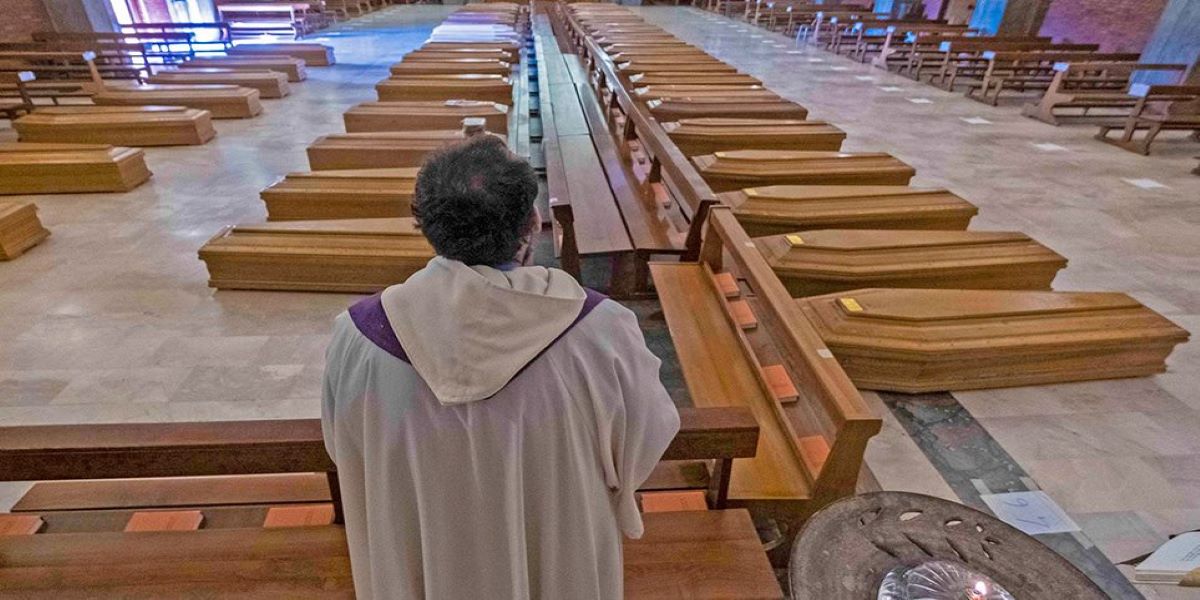 Μπέργκαμο: Συγκλονιστικές εικόνες με μια εκκλησία γεμάτη φέρετρα  (βίντεο)