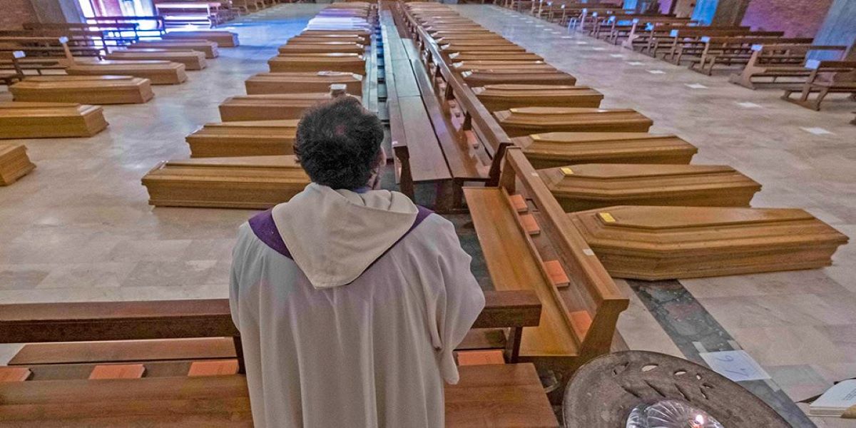 Μπέργκαμο: Συγκλονιστικές εικόνες με μια εκκλησία γεμάτη φέρετρα (βίντεο)