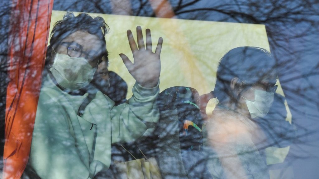 Κινέζος γιατρός για κορωνοϊό: «Πρόκειται για AIDS που μεταδίδεται σαν το SARS – Δημιούργησαν ένα βιολογικό όπλο»