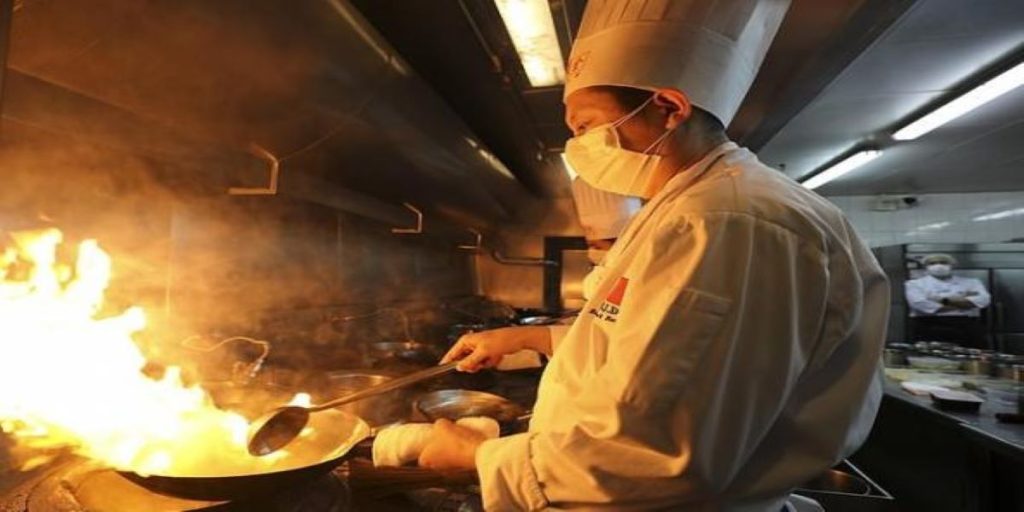 Χαμός σε εστιατόριο στη Σαγκάη: Βρήκαν χρησιμοποιημένη χειρουργική μάσκα στο φαγητό τους (φώτο)