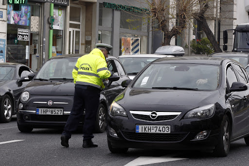 Αυστηροποιούνται από σήμερα οι έλεγχοι για την τήρηση των μέτρων περιορισμού της μετακίνησης
