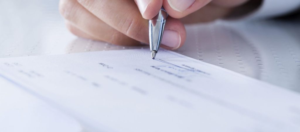 Παράταση 75 ημερών δίνει η κυβέρνηση στις μεταχρονολογημένες επιταγές