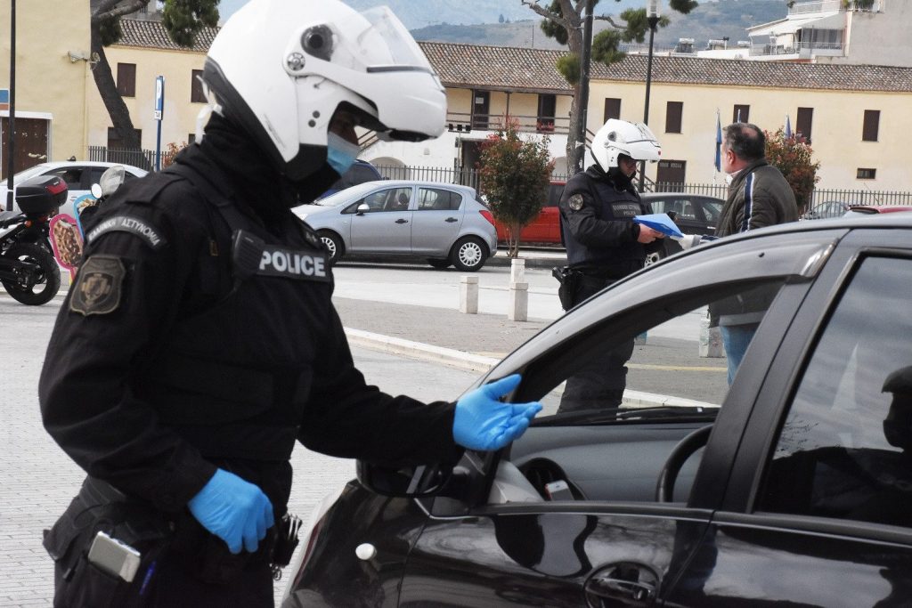 Τα αστεία περιστατικά παραβίασης της απαγόρευσης της κυκλοφορίας – Οι κότες στο κτήμα και το ταξίδι στην Ηγουμενίτσα
