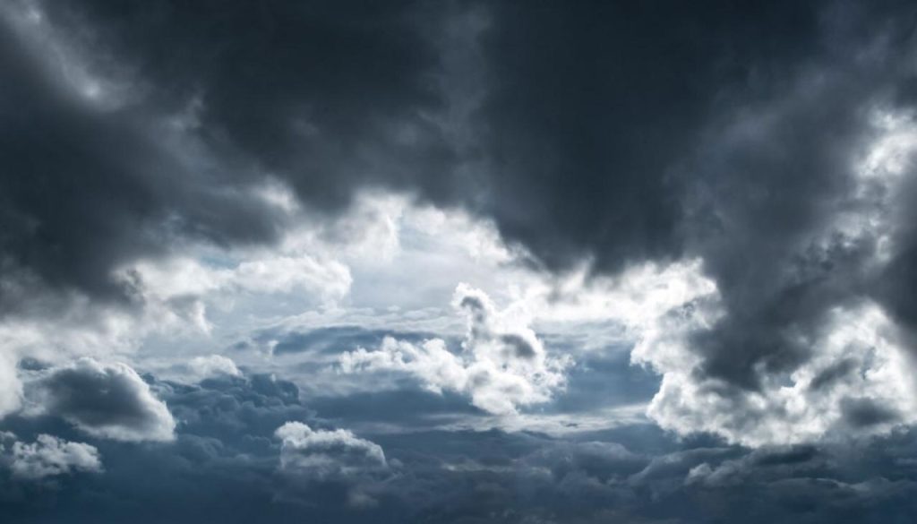 Καιρός: Βροχερό σκηνικό με ισχυρές καταιγίδες και χιόνια στα ορεινά σήμερα