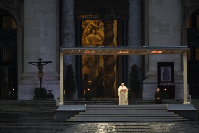 Θλιβερή εικόνα: Ο πάπας Φραγκίσκος προσεύχεται στην έρημη πλατεία του Αγίου Πέτρου (φώτο)