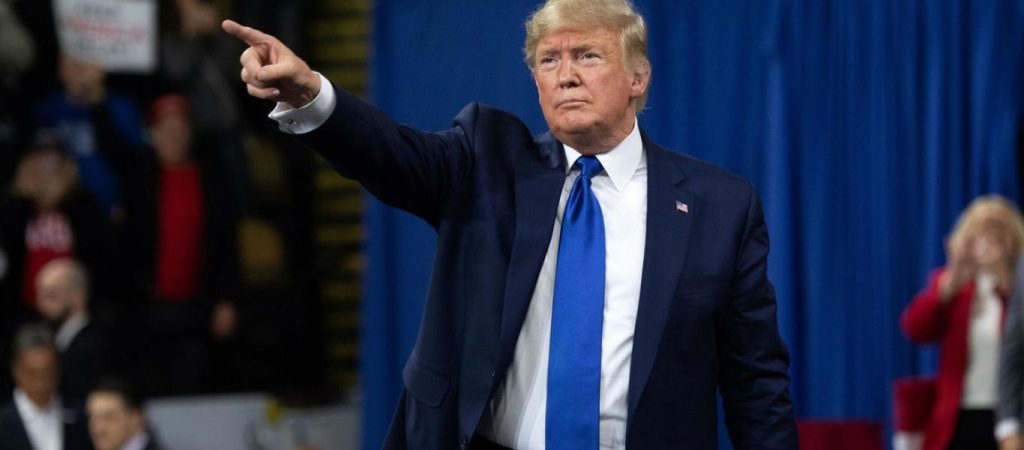 Ν. Τραμπ: Υπέγραψε πακέτο «μαμούθ» – 2,2 τρισ. δολάρια για ανακούφιση της αμερικανικής οικονομίας