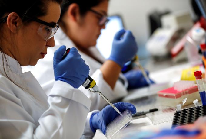 Αυτή είναι η ελληνική πρόταση στη μάχη κατά του κορωνοϊού: Ελπίδες από τη χρήση της κολχικίνης