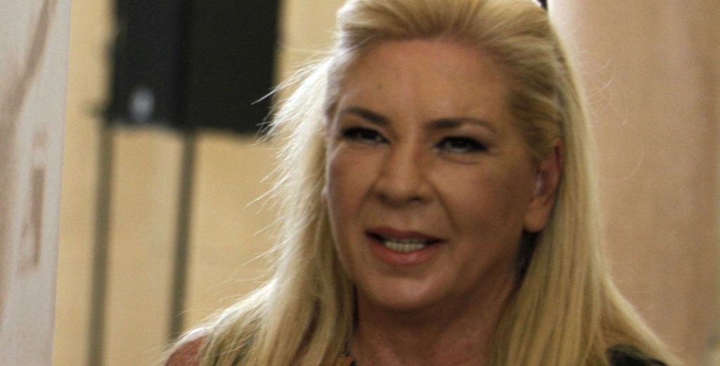 Η Δήμητρα Λιάνη διαφημίζει το βιβλίο της για τον Ανδρέα Παπανδρέου μέσω του… κορωνοϊού