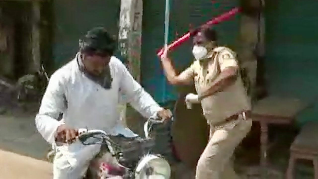 «πάρε και τούτη, πάρε και κείνη» – Στην Ινδία η αστυνομία βγήκε για έλεγχο τήρησης της καραντίνας με ραβδιά (βίντεο)