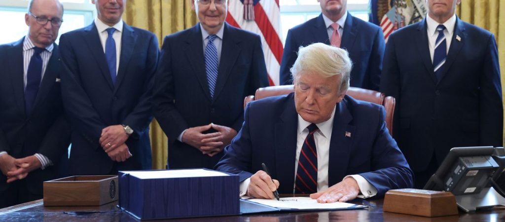 Ο Τραμπ «γεμίζει» χρήμα την αμερικανική οικονομία λόγω κορωνοϊού – Μπορεί να φτάσει τα 6,2 τρισ.δολάρια το πακέτο!