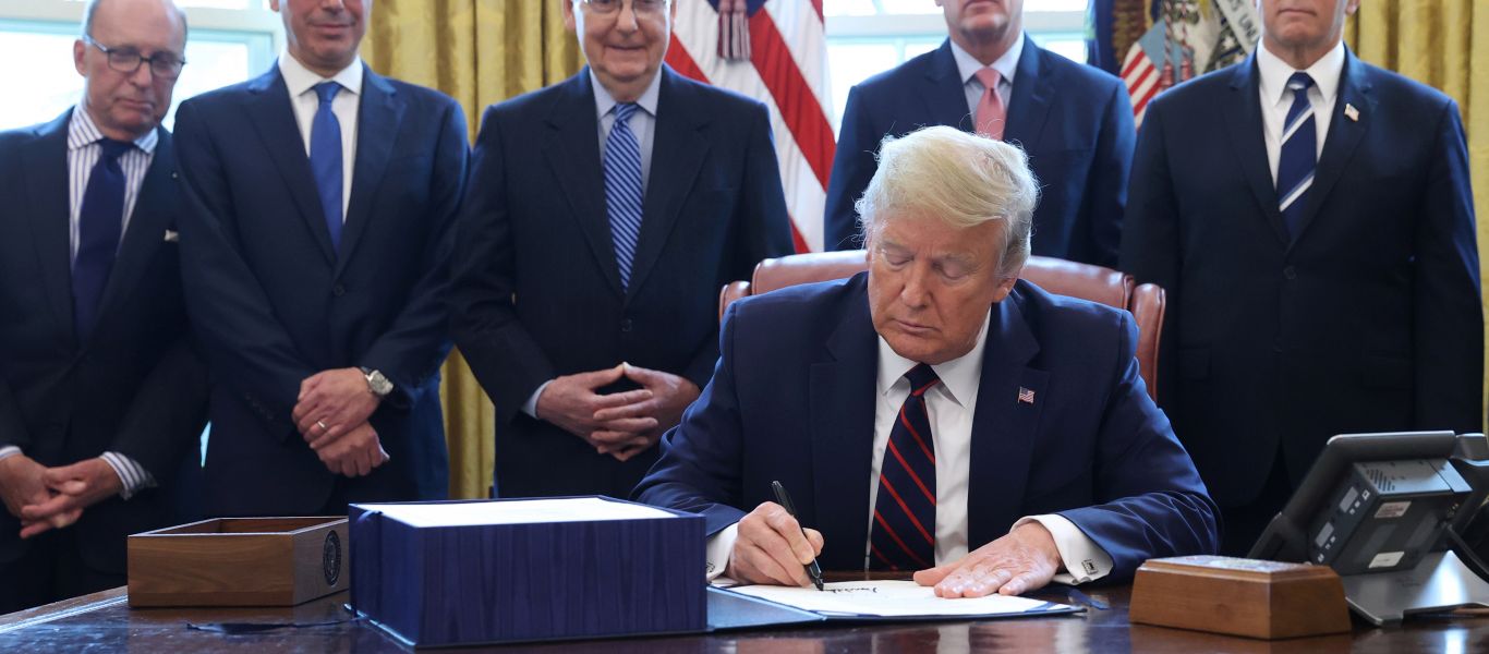 Ο Τραμπ «γεμίζει» χρήμα την αμερικανική οικονομία λόγω κορωνοϊού – Μπορεί να φτάσει τα 6,2 τρισ.δολάρια το πακέτο!