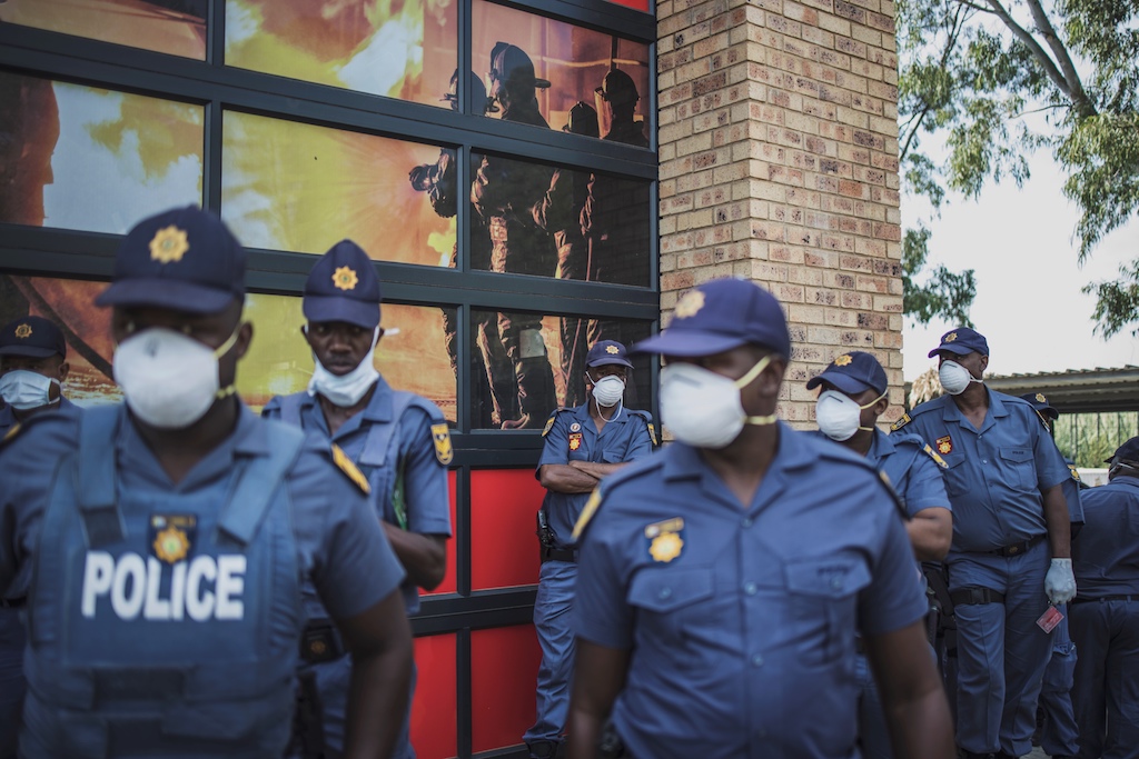 Νότια Αφρική: Με πυρά οι αστυνομικοί διαλύουν το πλήθος έξω από σούπερ μάρκετ