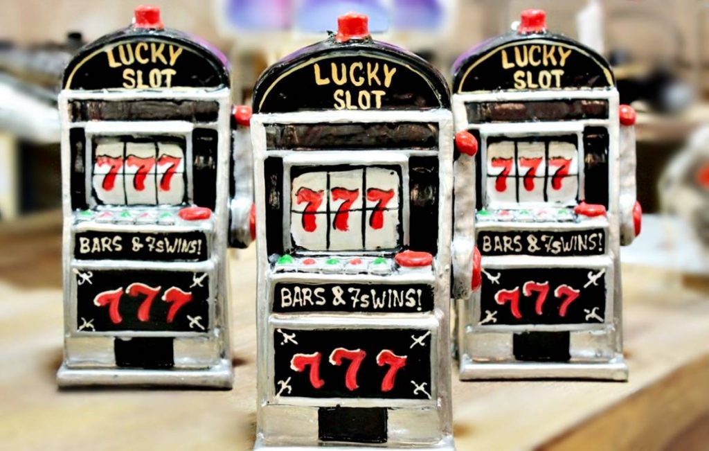 To #menoumespiti σε άλλο επίπεδο: Κύπρια έφτιαξε… κουλοχέρη από χαρτί υγείας στο σπίτι της (βίντεο)