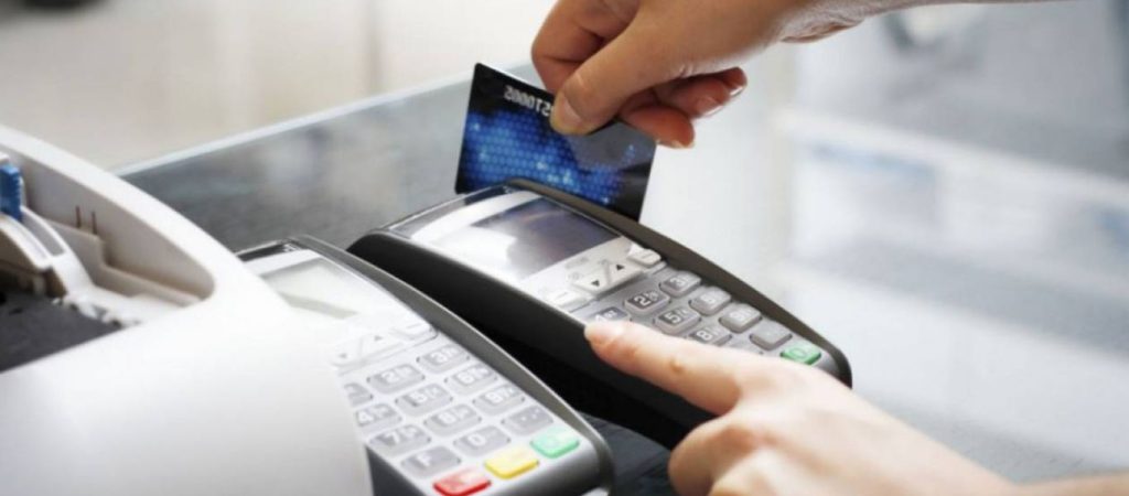 Στα 50 ευρώ από Δευτέρα το όριο των ανέπαφων συναλλαγών – Μέχρι πότε θα ισχύει – Τι να προσέξετε