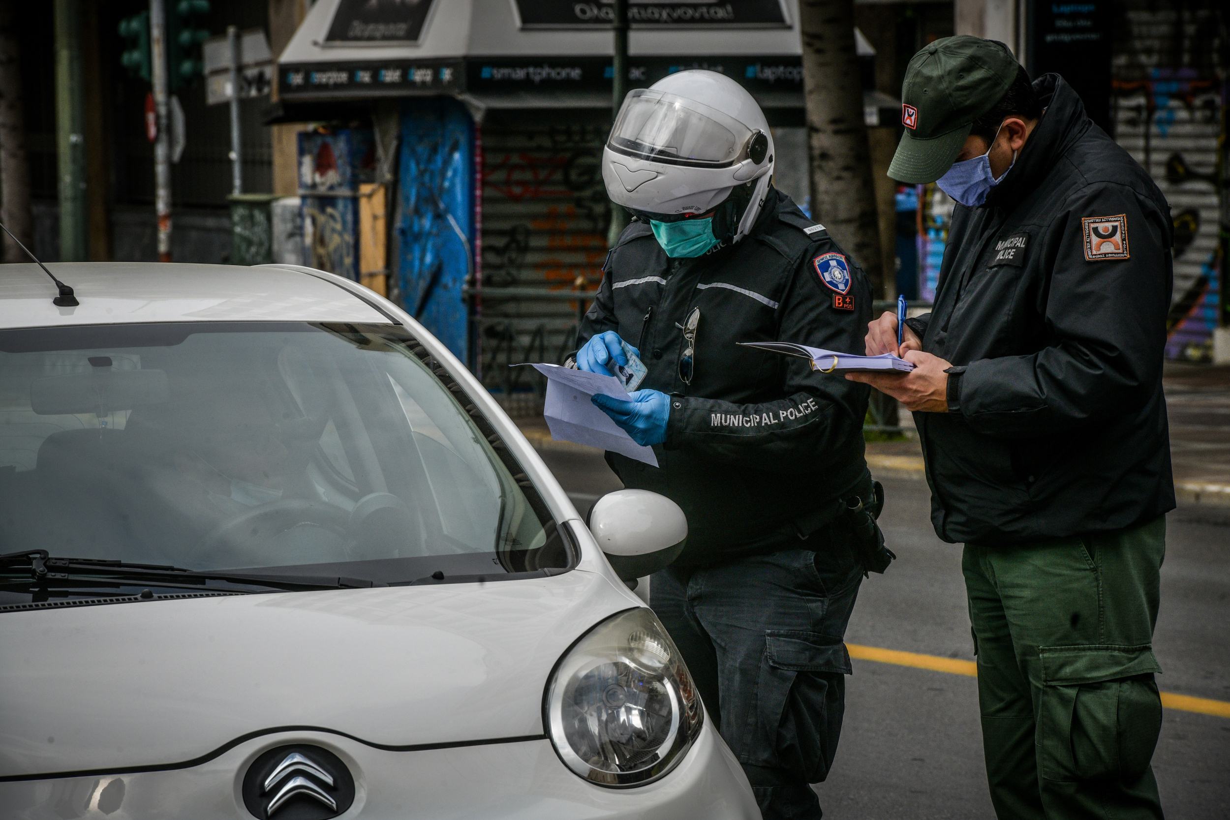 Θεσσαλονίκη: Μπλόκα της αστυνομίας για τον έλεγχο τήρησης των μέτρων (βίντεο)