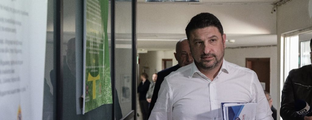 Στην Κοζάνη για αυτοψία ο Νίκος Χαρδαλιάς – Η στιγμή που φτάνει με το ελικόπτερο (βίντεο-φωτο)