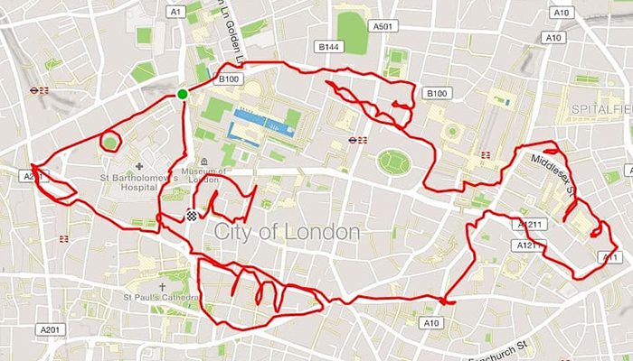 Λονδίνο: Άνδρας τρέχει και σχηματίζει διάφορα ζώα στον χάρτη (φωτο)