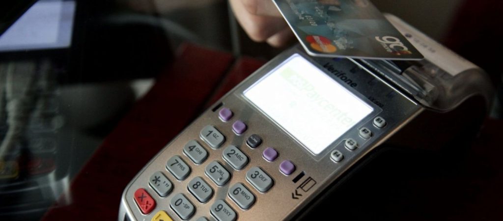 Σε ισχύ από σήμερα το νέο όριο στις ανέπαφες συναλλαγές – Αυξάνεται στα 50 ευρώ