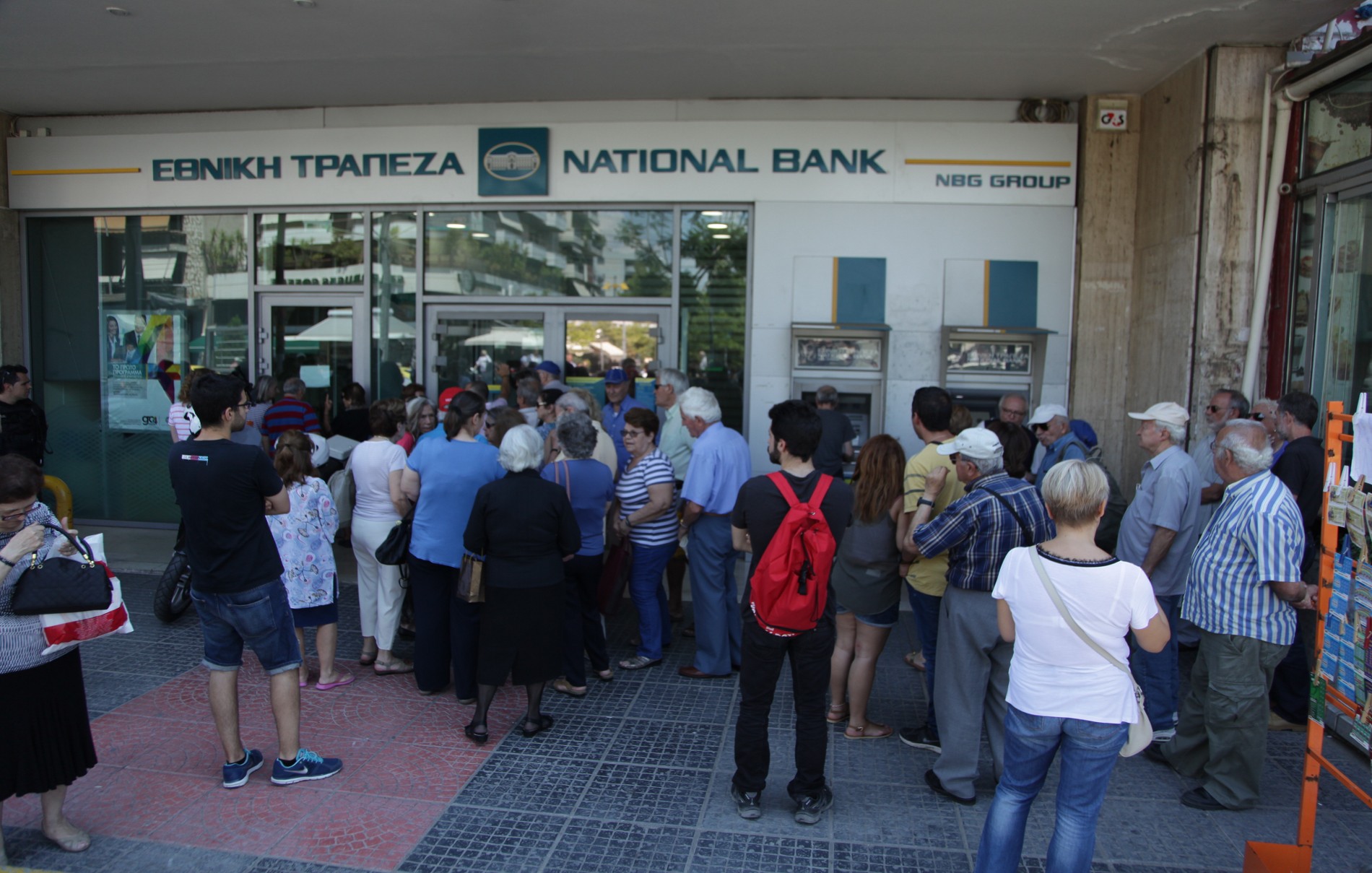 Θεσσαλονίκη: Ουρές έξω από τράπεζες για τις συντάξεις – Συστάσεις από τη δημοτική αστυνομία για τήρηση των μέτρων