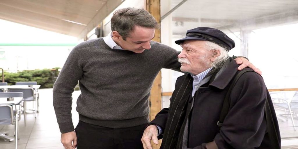 Κ. Μητσοτάκης για Μ. Γλέζο: «Το έθνος χαμηλώνει τις σημαίες του για να περάσει ένας μεγάλος Έλληνας» (φώτο)