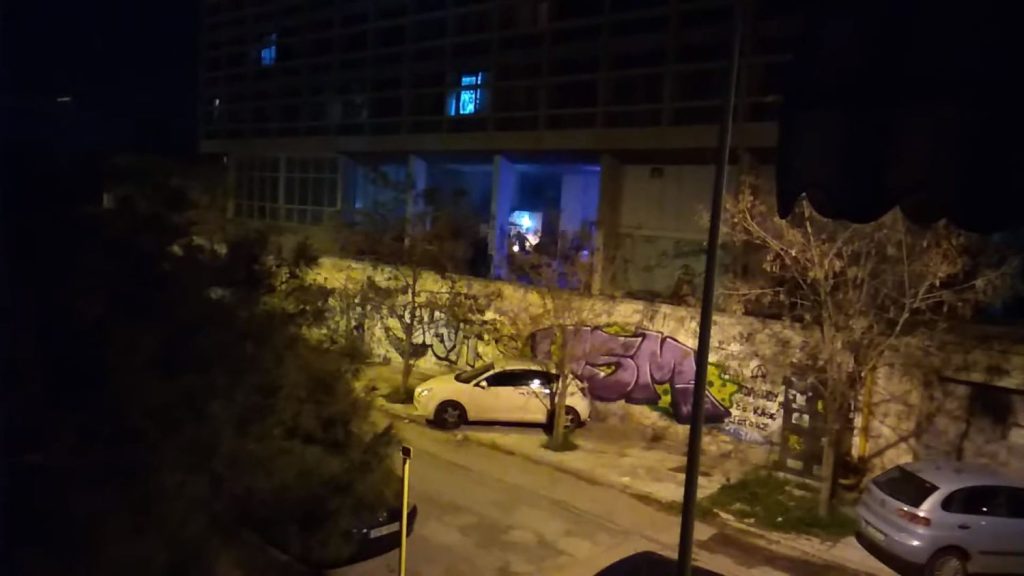 Η διασκέδαση… στην εποχή της καραντίνας: Δείτε τα viral βίντεο με τα «κορωνο-πάρτι» στην Αθήνα (βίντεο)