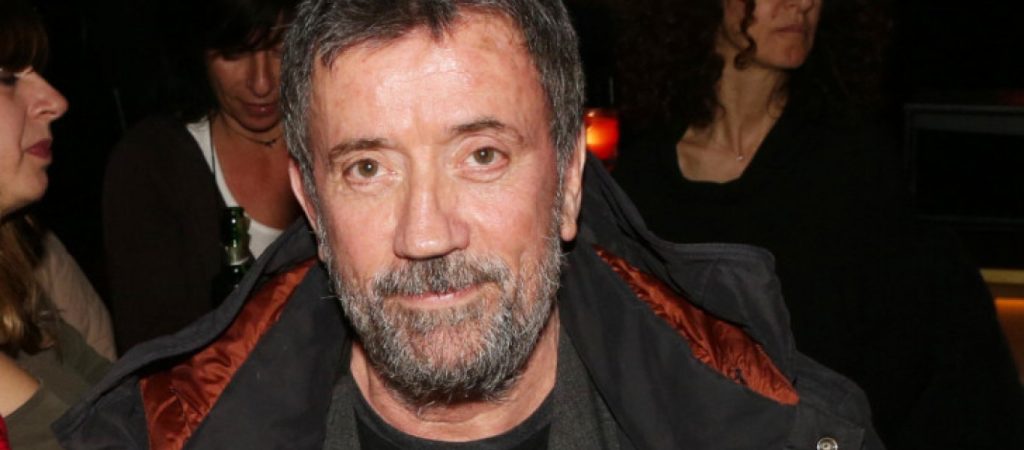 Ένας απίστευτος πιτσιρικάς ζήλεψε τον… Σπύρο Παπαδόπουλο και μας καλεί να μείνουμε σπίτι (βίντεο)