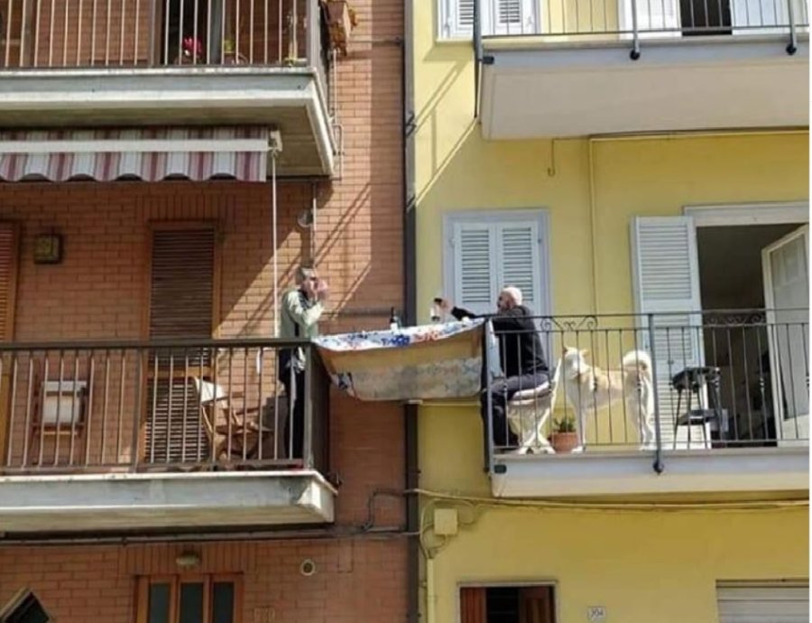 Ιταλία: Γείτονες ένωσαν τα μπαλκόνια τους για να φάνε μαζί (φώτο)
