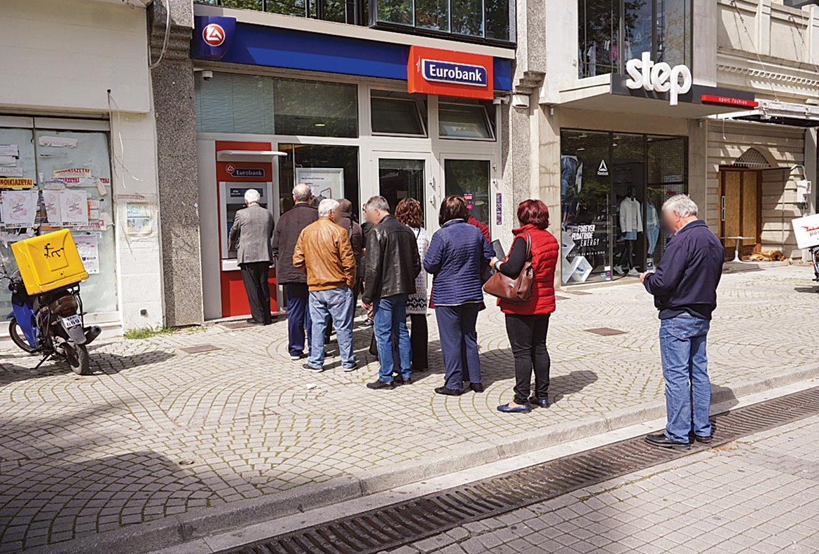 Συνταξιούχοι κάνουν ουρά έξω από τράπεζα – Παρενέβησαν αστυνομικοί (βίντεο)