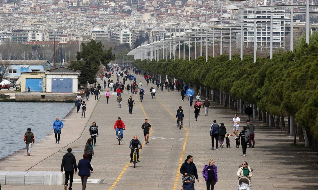 Θεσσαλονίκη: Στήνουν 400 κιγκλιδώματα για να κλείσουν την παραλία – Σε ποια σημεία θα απαγορεύεται η κυκλοφορία