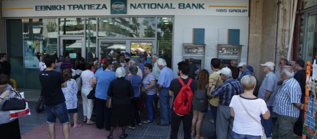 «Πανικός» έξω από τράπεζα για μια θέση στην ουρά: Τσιγγάνοι «πιάστηκαν στα χέρια» (βίντεο)