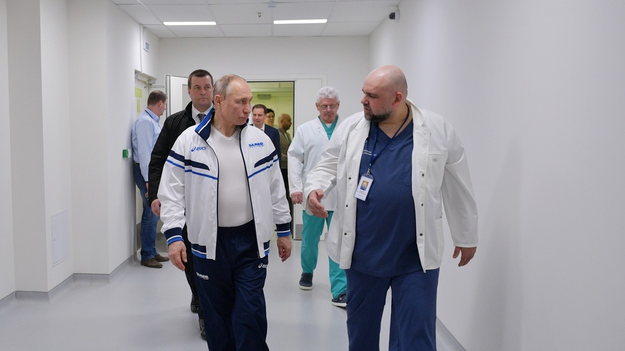 Θετικός στον κορωνοϊό Ρώσος γιατρός – Είχε δώσει χειραψία με τον Β. Πούτιν πρόσφατα (φώτο)