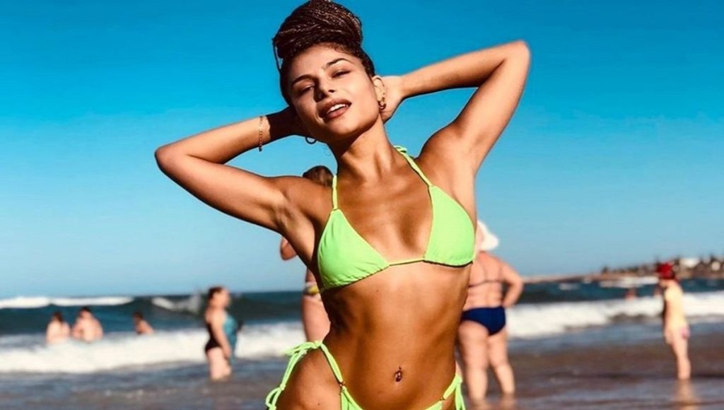 Τρέλανε κόσμο η Ελευθερία Ελευθερίου – Πόζαρε γuμνή στο παράθυρο της (φώτο)