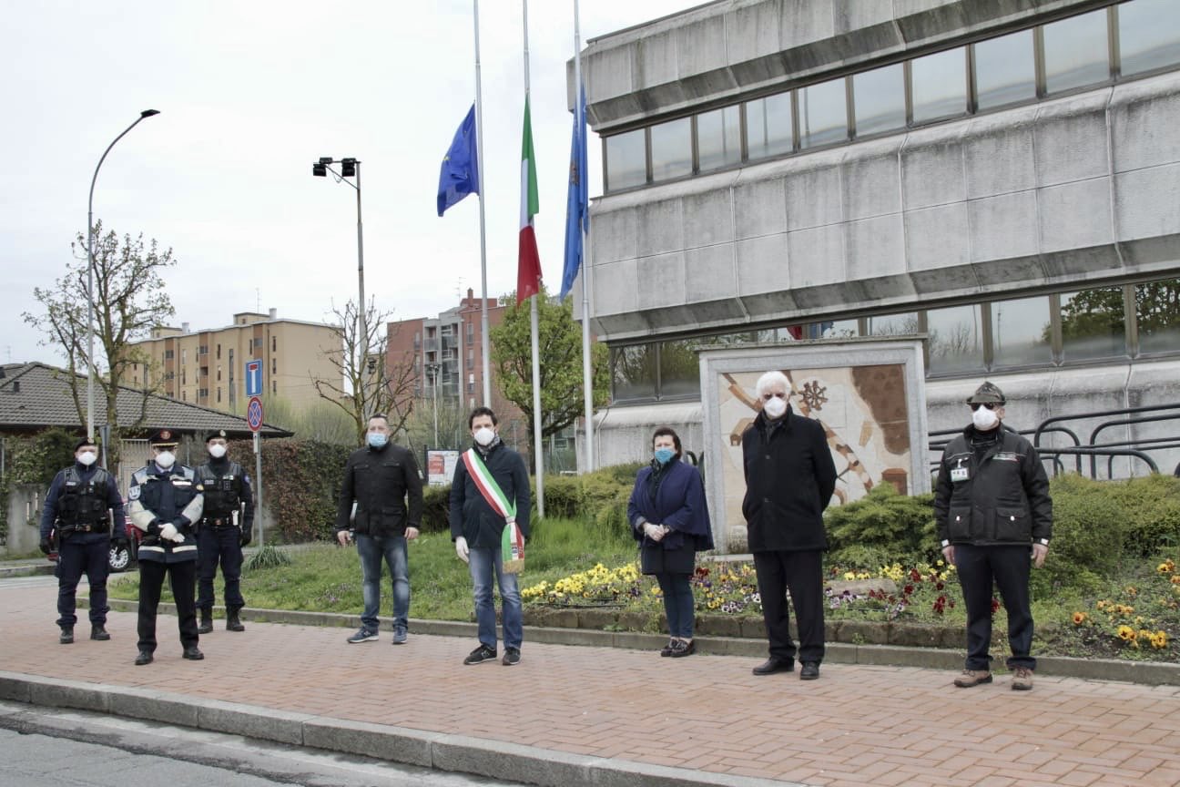 Ιταλία: Μεσίστιες σημαίες κι ενός λεπτού σιγή για τους νεκρούς από τον κορωνοϊό (βίντεο)