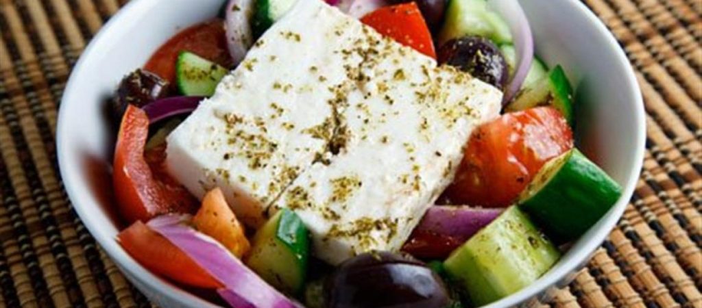 Δείτε πόσες θερμίδες έχει η χωριάτικη σαλάτα που συνοδεύεται με λίγο ψωμί