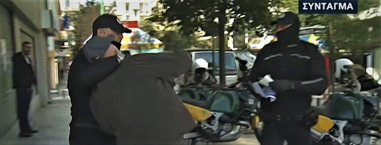 Αθήνα: Κεφαλοκλείδωμα από δημοτικούς αστυνομικούς σε ηλικιωμένο λόγω απαγόρευσης κυκλοφορίας (βίντεο)