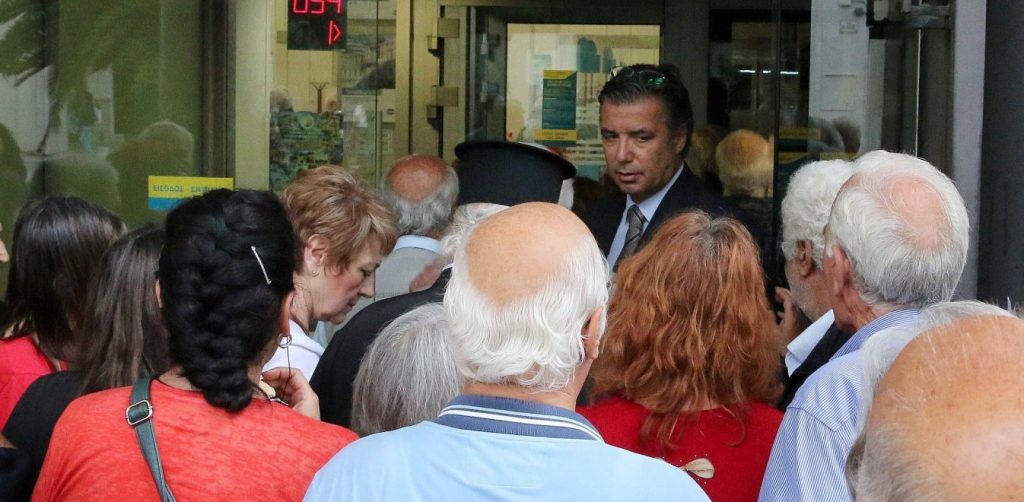 Στις τράπεζες οι αστυνομικοί με εντολή της ΓΑΔΑ – Εξαιτίας του σημερινού συνωστισμού (βίντεο)